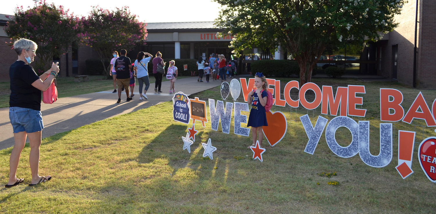 Students were welcomed back to campus at Mineola Primary Thursday morning.